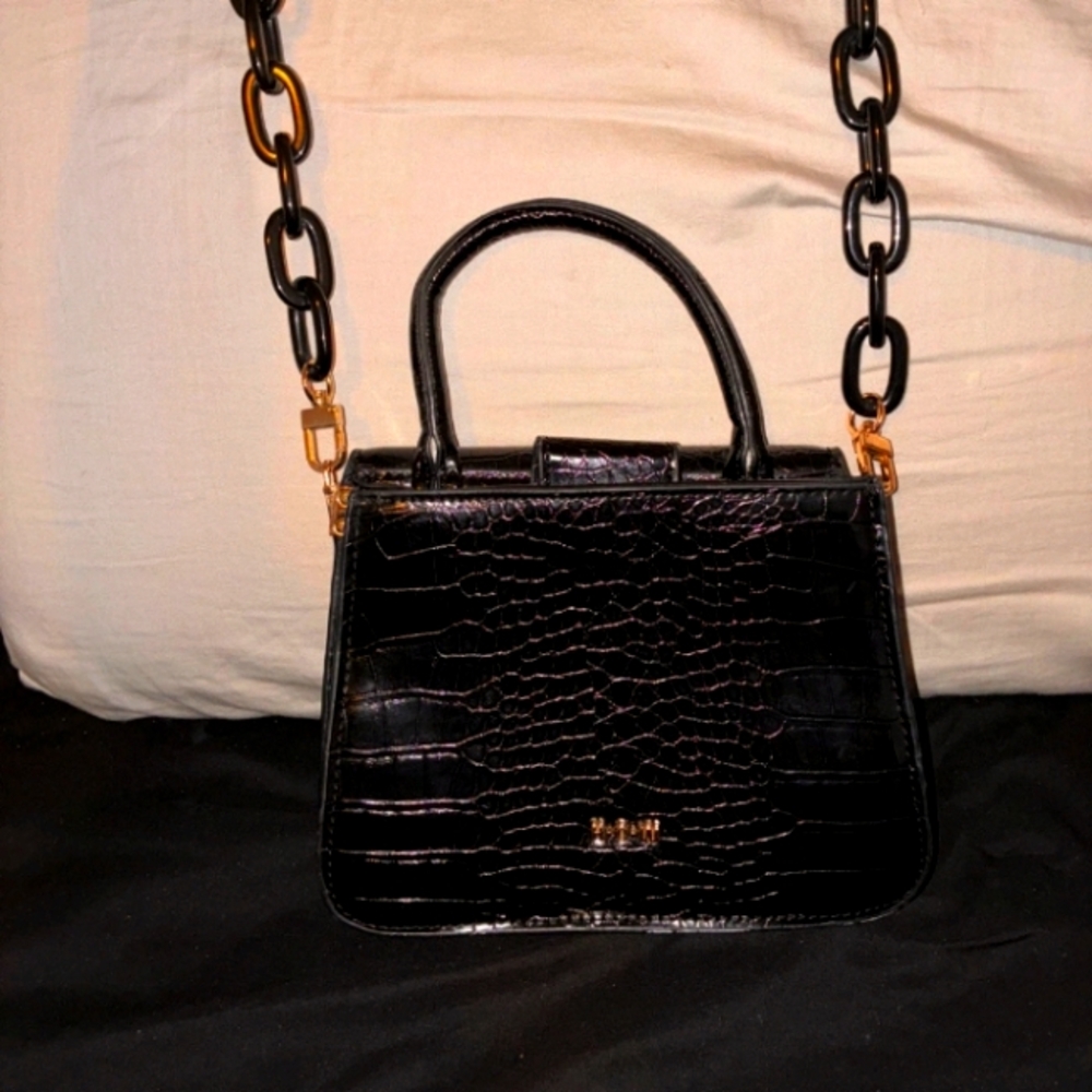Elegant Black Croc-Embossed Crossbody Bag